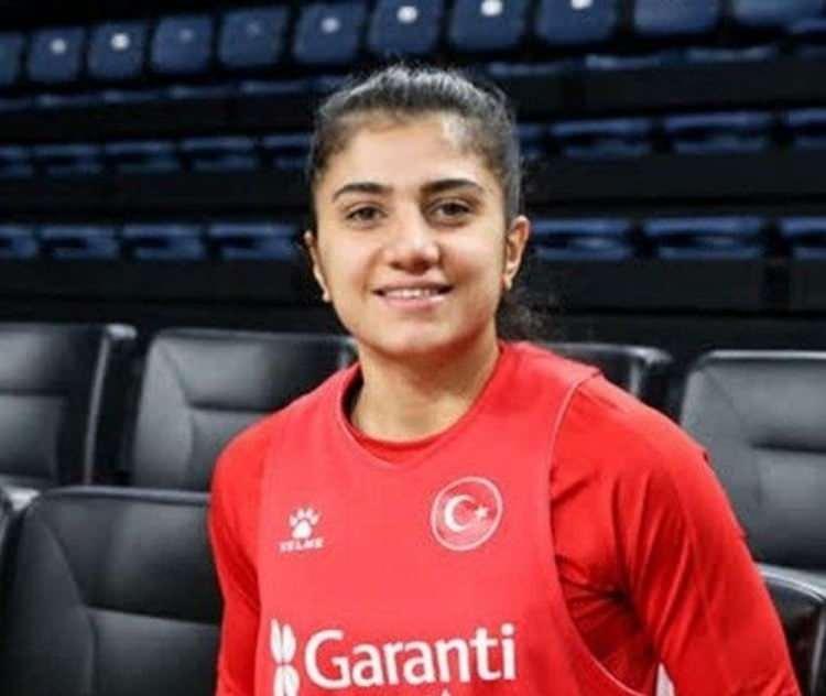 <p><strong>ÜNLÜLER TAKIMI<br />
SURVİVOR 2021 YARIŞMACISI MERVE AYDIN KİMDİR?</strong></p>
<p><strong>Survivor fragmanının yayınlanmasının ardından Merve Aydın ile ilgili bilgiler merak edildi. 10 Mart 1994 yılında Mersin'de doğan Merve Aydın, 26 yaşındadır. Milli Basketbolcu olan Merve Aydın 1.74 boyunda ve oyun kurucu pozisyonundadır. Mersin Büyükşehir Belediyespor altyapısından yetişen Merve, günümüzde İspanya birinci ligi ekiplerinden C.B Al-Qázeres forması giymektedir.</strong></p>
<p><strong>Instagram hesabı da bulunan Merve Aydın'ın kullanıcı adı 'merveaydin94'tür. </strong></p>
<p><strong>Survivor Merve Aydın Profesyonel kariyeri</strong></p>
<p><strong>2009-2011 Türkiye Mersin Büyükşehir Belediyespor</strong></p>
<p><strong>2011-2012 Türkiye İstanbul Üniversitesi</strong></p>
<p><strong>2012-2014 Türkiye Mersin Büyükşehir Belediyespor</strong></p>
<p><strong>2014-2015 Türkiye İstanbul Üniversitesi Basketbolu Geliştirenler Derneği</strong></p>
<p><strong>2016 TürkiyeYakın Doğu Üniversitesi</strong></p>
<p><strong>2016-2017 Türkiye Girne Üniversitesi</strong></p>
<p><strong>2017-2019 Türkiye Hatay Büyükşehir Belediyespor</strong></p>
<p><strong>2019-2020 Fransa Nantes-Rezé Basket</strong></p>
<p><strong>2020- İspanya C.B Al-Qázeres</strong></p>
