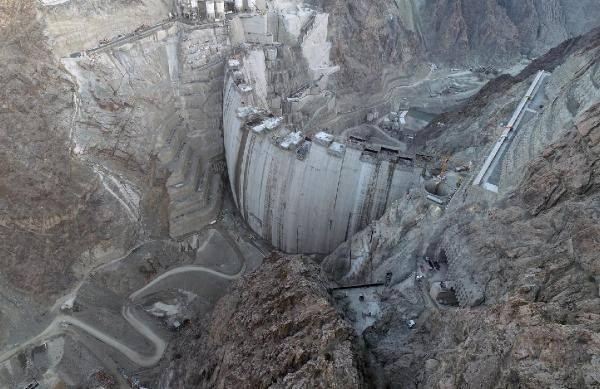 <p>Türkiye’nin öz kaynakları ile tamamı Türk mühendisler tarafından inşa edilen baraj projesinde, 268 metre gövde yüksekliğine ulaşıldı.</p>