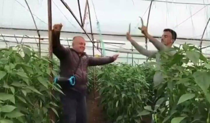 <p>Demre il&ccedil;esine bağlı Beymelek Mahallesi&rsquo;nde &ouml;rt&uuml; altı serada yeşil biber &uuml;retimi yapan iki &ccedil;ift&ccedil;iyi, diğer yıllara oranla y&uuml;ksek seyreden fiyatlar mutlu etti.</p>
