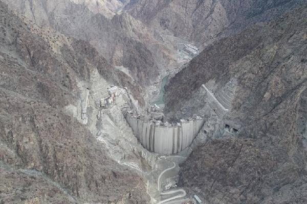 <p>Yerin altında 110 metre uzunluğunda, 30 metre genişliğinde ve 50 metre derinliğinde yapılan santral binasının beton imalatı tamamlandı. </p>