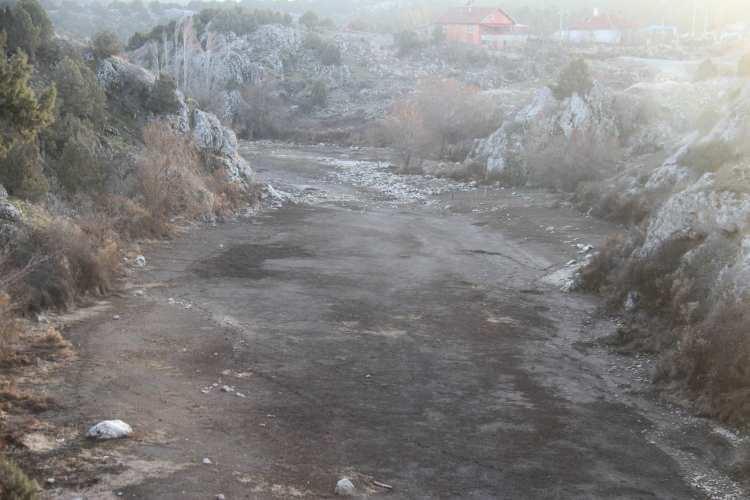 <p>Bu dere aynı zamanda Beyşehir Gölü'nün de en önemli su kaynaklarından bir tanesi. Gölü besleyen birçok kaynak gibi burası da tamamen kurumuş durumda. Burasının suyu Beyşehir Gölü vasıtasıya Konya Ovası'na Çumra'ya kadar gider. Dere kuruyunca su değirmeni önüne yapılan şelaleden de su akmaz oldu."</p>
