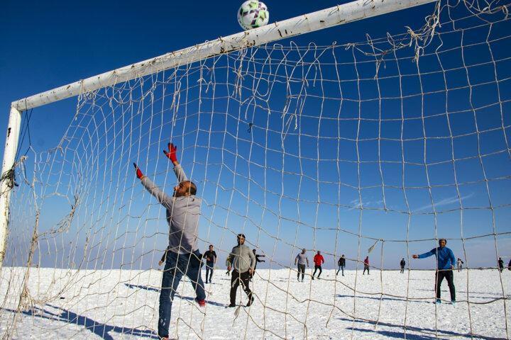 <p>Kış mevsiminin zorlu ge&ccedil;tiği b&ouml;lgede yaşayan gen&ccedil;ler, g&uuml;nl&uuml;k hayvan bakım işlerini yaptıktan sonra boş zamanlarını futbol oynayarak değerlendiriyor.</p>
