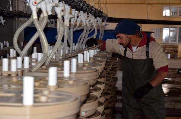 <p>Daha sonra Alparslan-1 ve 2 barajlarında kafes balıkçılığı tesislerinde yetiştirilen balıklar, yaklaşık 6 ayda porsiyonluk boya ulaşıyor. Böylelikle tesiste ocak ayı itibariyle başlayan sağımlar, şubat ayı sonuna kadar devam ediyor. Büyük emekler harcanarak yetiştirilen balıklar, birçok ülkeye ihraç ediliyor.</p>
