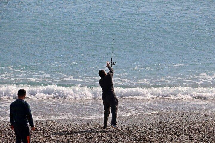 <p>Antalya'da &Ccedil;arşamba gecesinde başlayan ve d&uuml;n g&uuml;n boyunca devam eden sağanak yağış ile fırtınada d&uuml;nyaca &uuml;nl&uuml; Konyaaltı Sahili'nde dev dalgalar oluşmuştu. Fırtınanın ardından ise kıyıya siyan&uuml;rden daha zehirli olmasıyla bilinen balon balıklarının &ouml;l&uuml;s&uuml; vurdu.</p>
