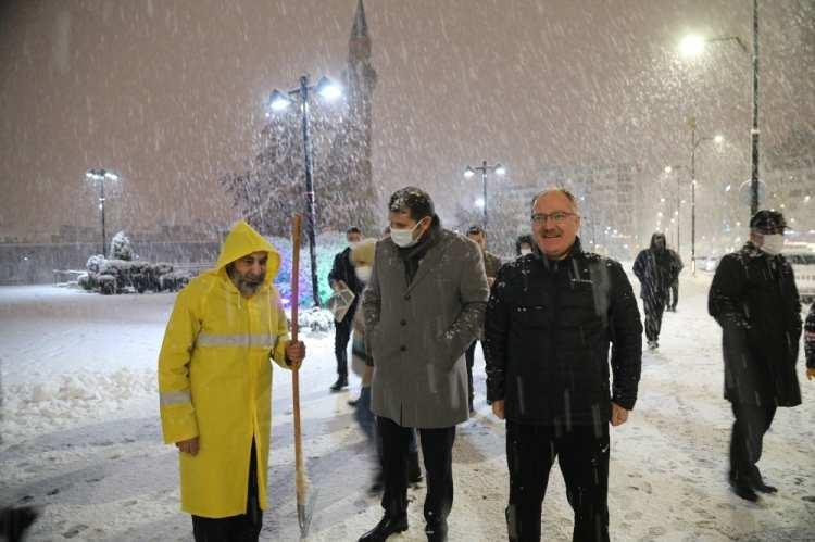 <p>Sivas’ta akşam saatlerinde etkili olan yoğun kar yağışı nedeniyle beyaza bürünen kent merkezini gezinen Vali Salih Ayhan ve Başkan Hilmi Bilgin, kar temizleme ekiplerini ziyaret ederek kar küredi.</p>