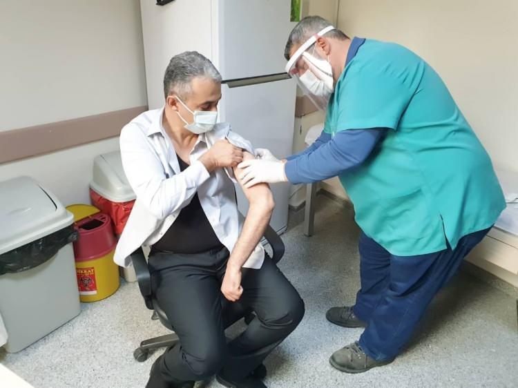 <p>Türkiye'nin Çin'den aldığı koronavirüs aşılarının ilk bölümü ülkemize geldi. Türkiye İlaç ve Tıbbi Cihaz Kurumunun onay vermesinin ardından aşıların uygulaması dün itibari ile başladı. İlk kez Sağlık Bakanı Fahrettin Koca'nın denediği aşının uygulanma süreci yurt genelinde bu sabah itibariyle start verdi.</p>

<p> </p>
