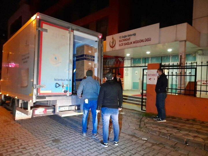 pAnkara'dan İstanbul'a getirilen 'CoronaVac' aşısı İstanbul İl Sağlık Müdürlüğü'nün Bakırköy'deki ilaç deposunda bekletildi./p 