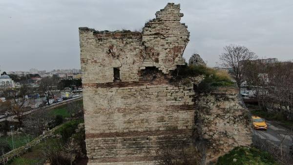 <p>Yıkılma tehlikesi bulunan surların yanından ge&ccedil;enler ve &ccedil;evresindeki bostanlarda &ccedil;alışanlar b&uuml;y&uuml;k korku yaşadıklarını ifade ediyor.</p>
