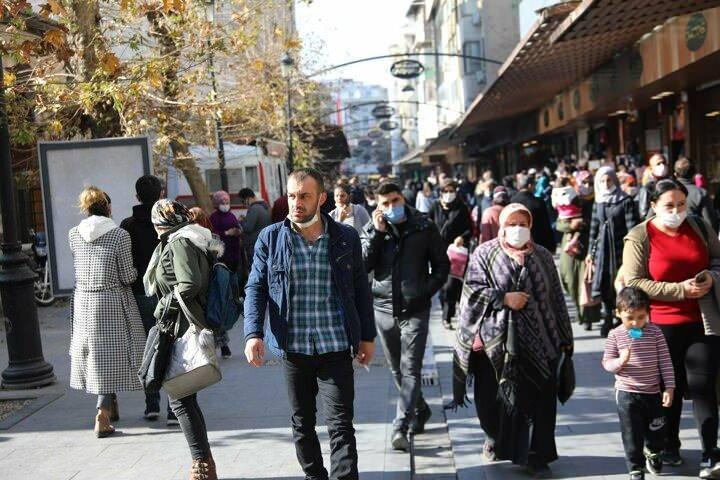 <p>Koronavir&uuml;s vaka sayılarında d&uuml;ş&uuml;ş yaşanan Gaziantep'te vatandaşlar, hafta sonu uygulanan kısıtlama sonrası &ccedil;arşılarda yoğunluk oluşturdu.</p>

