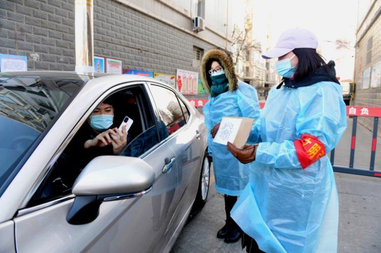 <p>Bölgede önlemler ciddi oranda artırıldı, kuryelerden paketlerini teslim etmeden önce köylerin girişine yerleştirilmiş dezenfekte noktalarını kullanmaları istendi.</p>
<p> </p>