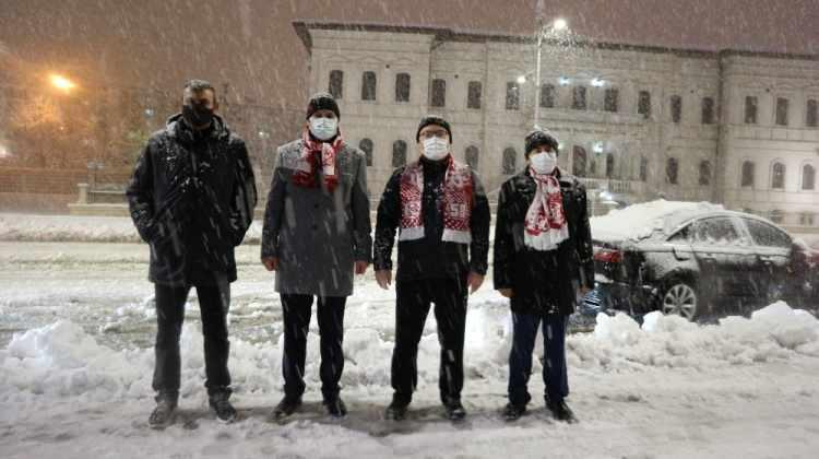 <p>Öte yandan Sivas Valisi Salih Ayhan, Belediye Başkanı Hilmi Bilgin ve beraberindekiler belediye ekiplerinin çalışmalarını yerinde incelemek üzere kent meydanına geldi. Vali Ayhan ve Başkan Bilgin ellerine kürek alarak kar küredi. Beyaz gelinliğini giyen tarihi kent meydanı kartpostallık görüntüler oluşturdu.</p>
