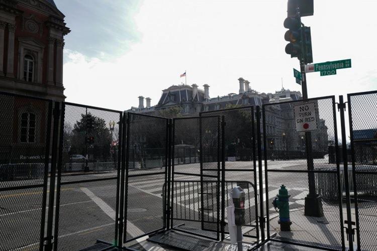 <p>Washington'a çıkan bazı yollar dışında yollar kapatılmamış ve binanın tören girişi dışındaki tüm girişleri açık tutulmuştu.</p>
<p>Törenin yapılacağı Kongrenin önündeki alanla doğrudan bir ilişkisi bulunmayan Pentagon binasında ve çevresinde alınan bu önlemlerin ordu içinden yemin törenine yönelik herhangi bir girişime karşı tedbir alındığı ihtimalini akla getiriyor.</p>