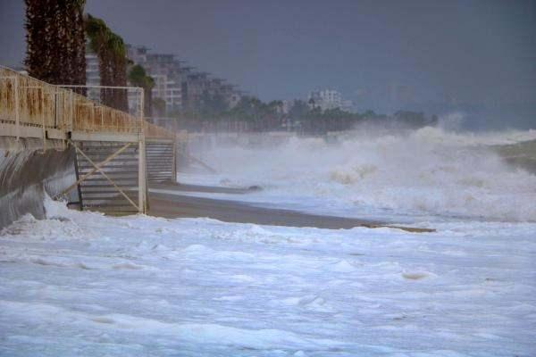 <p>Antalya'da son 24 saatte r&uuml;zgarın hızı 85.7 kilometreyi buldu. D&ouml;şemealtı Nebiler Orman Sahası'nda metrekareye 98.3, kent merkezine de 39.8 kilogram yağış d&uuml;şt&uuml;. Şiddetli r&uuml;zgar nedeniyle d&uuml;nyaca &uuml;nl&uuml; Konyaaltı Sahili'nde boyu 5 metreyi bulan dev dalgalar oluştu.</p>
