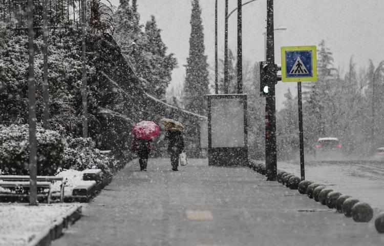 <p>Yüksek kesimlerde yer yer kar kalınlığı 10 santimetreye yaklaştı. Kent merkezinde de yeşil alanlar, binaların çatıları beyaz örtüyle kaplandı.</p>
