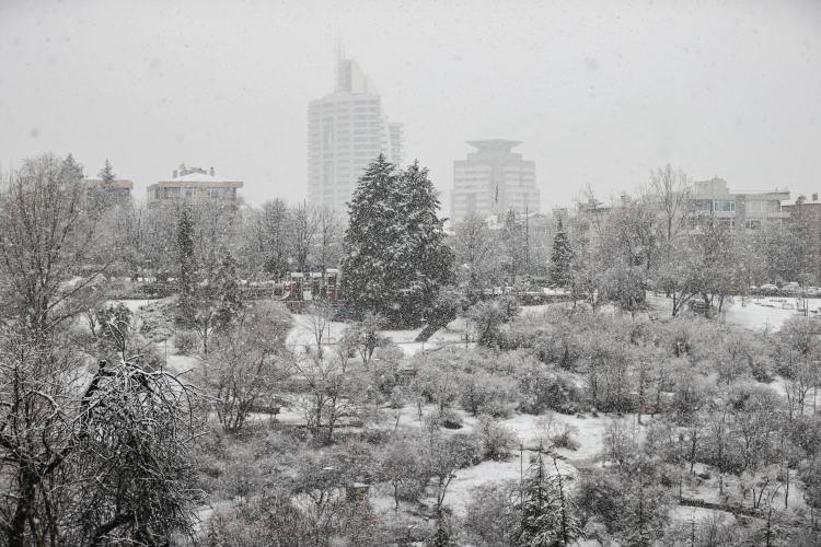 <p>. Lapa lapa yağan kar ile birlikte yüksek kesimler beyaz örtüyle kaplandı.</p>
