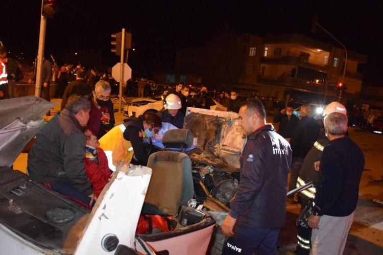 <p>Turan'ın kullandığı araçtaki Mehmet Yıldız (24) kaza yerinde yaşamını yitirdi.</p>

<p>Sürücüler Korkmaz ve Turan ile araçlardaki Durkadın Korkmaz (61), Ayşe Eken (58), Ceylin Eken, Erdem Aşıklaroğlu yaralandı.</p>
