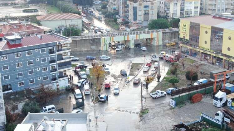 <p>Meteoroloji Genel M&uuml;d&uuml;rl&uuml;ğ&uuml; tarafından sağanak yağış ve fırtına uyarısı yapılan İzmir'de sağanak yağış, akşam saatlerinde etkili olmaya başladı. Kısa s&uuml;rede etkisini artıran sağanak yağış sebebiyle cadde ve sokaklar adeta g&ouml;le d&ouml;nd&uuml;.&nbsp;</p>
