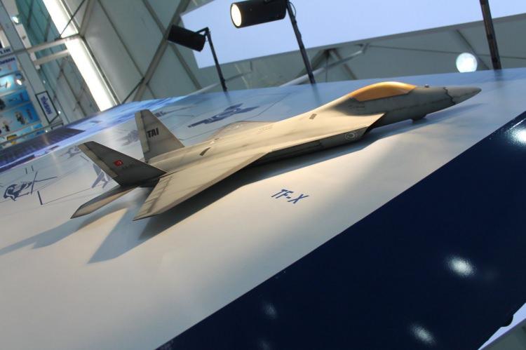 <p><strong>İKİNCİSİ DE ÇALIŞTIRILDI</strong></p>
<p>İlk yerli genel maksat helikopteri Gökbey’e entegre edilecek milli helikopter motoru TEI-TS1400’ün ilk prototipi TS3’ün ardından TS4’ün de başarıyla çalıştırıldığı bildirildi. Testlerde TS4 motoru ‘ground idle’ güç seviyesine çıkarıldı.</p>
