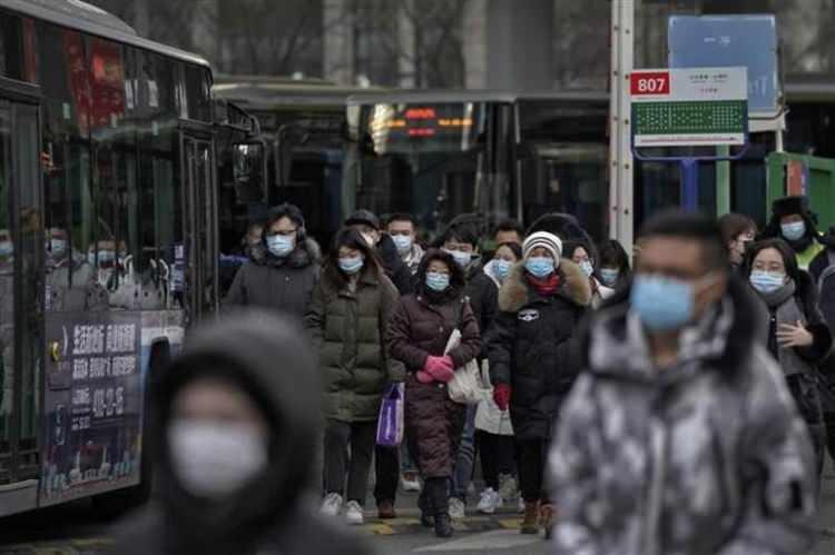 <p>Geçen haftadan bu yana Çin, Pekin'in güneyinde bulunan iki şehri sıkı karantina altında tutuyor. Şehirlerin karayolu bağlantıları kesildi ve yeniden artan vakaları kontrol altına alabilmek için milyonlarca vatandaşının ülkeyi terk etmesini yasakladı.</p>

<p> </p>
