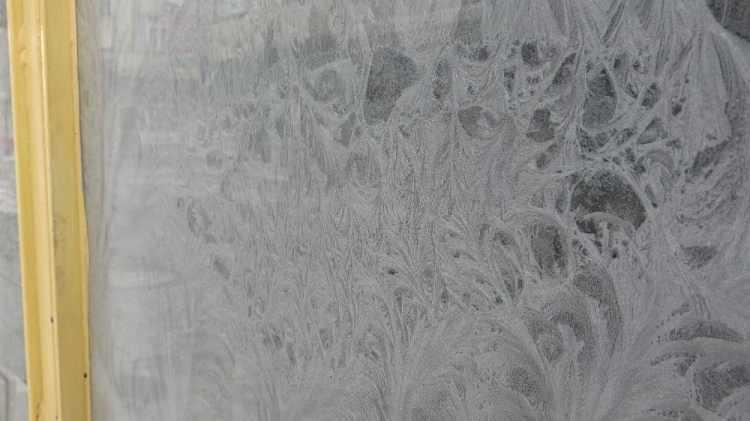 <p>T&uuml;rkiye&rsquo;de kışın en sert ge&ccedil;tiği illerden biri olan Ağrı&rsquo;da soğuklar etkisini s&uuml;rd&uuml;r&uuml;yor. Sıcaklıkların sıfırın altında seyrettiği kentte dondurucu soğuklar nedeniyle iş yerlerinin camları buz tutarken, &ccedil;atılarda buz sarkıtları oluştu. Vatandaşlar ara&ccedil;larını soğuktan koruyabilmek i&ccedil;in battaniye ile &ouml;rtt&uuml;.</p>
