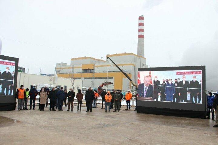 <p>Sanayi ve tarımıyla Türkiye'nin en önemli şehirlerinden biri olan Manisa'da Enerji ve Tabii Kaynaklar Bakanı Fatih Dönmez'in katılımıyla gerçekleştirilen toplu açılış töreniyle 3'ü jeotermal biri termik olmak üzere 1.37 milyar dolarlık 4 enerji santrali hizmete girdi. Toplu Açılış törenine Cumhurbaşkanı Recep Tayyip Erdoğan da video konferans sistemiyle katıldı.</p>

<p> </p>
