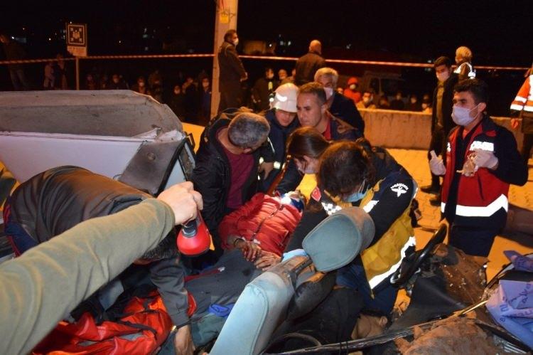 <p>Antalya'nın Kumluca ilçesinde iki otomobilin çarpışması sonucu 3 kişi hayatını kaybetti, 4 kişi yaralandı.</p>
