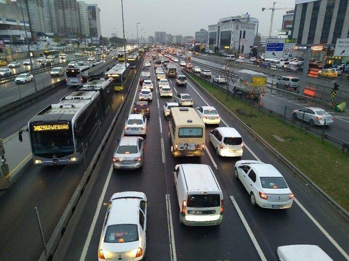 <p>İstanbul'da etkisini artıran yağmurla birlikte trafik yoğunluğu yüzde 80'e ulaştı. Meteoroloji Genel Müdürlüğü (MGM) tarafından İstanbul'da yağış için bugün sarı uyarı verildi.</p>
