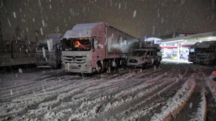 <p>Yolda kalan araçlar karayolları ekipleri ve vatandaşların yardımıyla kurtarıldı. Yaklaşık 2 saat ulaşıma kapanan yolda uzun araç kuyrukları oluştu. Ekiplerin yoğun çalışması sonrası yol, tekrar trafiğe açıldı. Sürücüler, kar yağışı ile kapanan yolda uzun süre beklediklerini söyleyerek, kara hazırlıksız yakalandıklarını belirtti.   </p>
