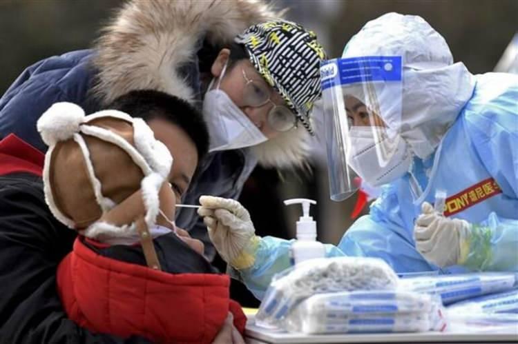 <p>Çin’de son altı ayın en kritik koronavirüs alarmı verildi. Başkent Pekin’e bağlı, yaklaşık 1,2 milyon insanın yaşadığı kırsal bir bölge tam karantina altına alındı. Yerel hükümetin bugün yaptığı açıklamaya göre, kuzeydoğu Pekin'in Shunyi bölgesinde 1,2 milyondan bulunan tüm köyler tecrit altına alındı.</p>
