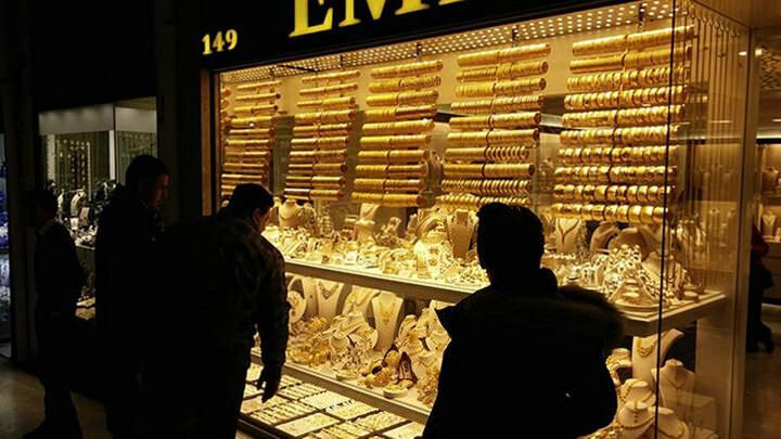<p>Uzer altındaki düşüşle beraber vatandaşların altın almaya yöneldiğini ifade ederken altındaki yükselişin ABD’nin büyük etkisi olacağını ifade ederek sözlerini şu şekilde sürdürdü;</p>
