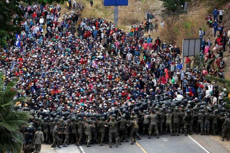 <p>Orta Amerika ülkesi Honduras'tan Meksika'ya, ardından da ABD'ye ulaşmak isteyen ve sayıları 9 bini geçen göçmenlerle Guatemala ordusu arasında arbede yaşandı.</p>
