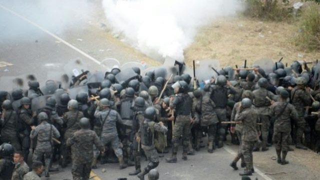 <p>Ulusal Göç Enstitüsü (INM), Guatemala'ya giriş yapan göçmenlerin sayısının 9 bini geçtiğini ve olaylarda çok sayıda kişinin yaralandığını açıkladı. </p>