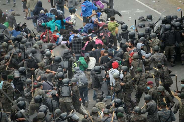 <p>ABD ile Meksika hükümetleri arasında 8 Haziran 2019'da varılan "Meksika'da Kal" adlı mutabakat gereği, bu ülke üzerinden ABD'ye göç etmek isteyen üçüncü ülke vatandaşları, başvuru işlemleri sonuçlanana kadar sınır kenti Tijuana'da bekletiliyor.</p>