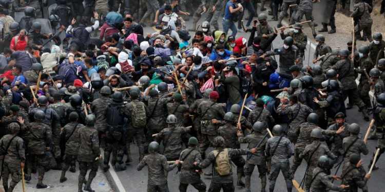 <p>Guatemala hükümeti, 15 Ocak'ta yaptığı açıklamada, sınıra yaklaşmakta olan binlerce göçmenin Kovid-19 negatif testlerini göstermeden sınırı geçmelerine izin vermeyeceklerini bildirmişti. </p>