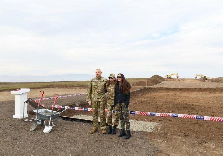 <p>Cumhurbaşkanı İlham Aliyev, eşi Mehriban Aliyeva ve kızları Leyla Aliyeva Ermenistan işgalinden kurtarılan k&uuml;lt&uuml;r başkenti Şuşa şehrini ziyaret etti.</p>
