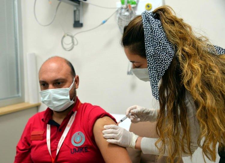 <p>Emzirme döneminde inaktif COVID-19 aşısının uygulanmasına ilişkin veri bulunmamaktadır. COVID-19’u ağır geçirme riski yüksek olan emziren kadınlara kendi istekleri halinde aşı uygulanabilir.</p>

<p>İnaktif COVID-19 aşısı; PCR testi ile COVID-19 tanısı almış kişilere ve aşı yaptırmadan önceki 10 gün içerisinde bir COVID-19 vakasıyla temas etmiş kişilere uygulanmayacaktır.</p>
