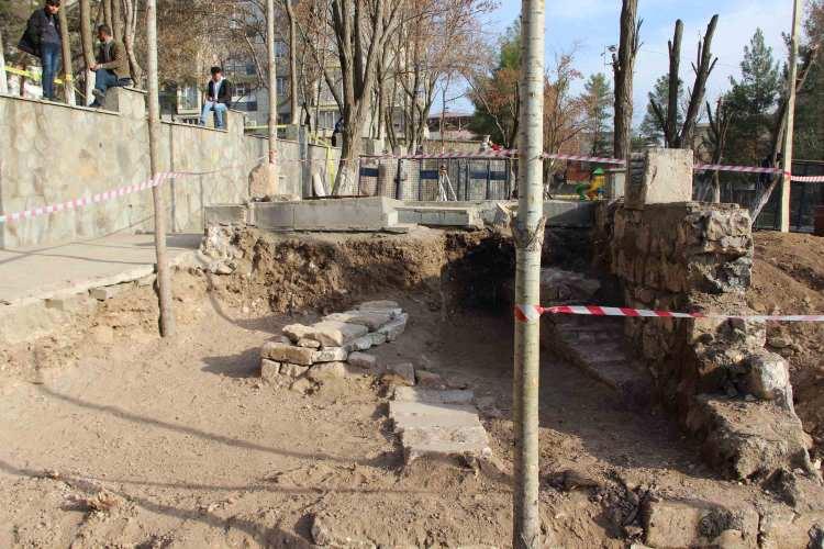 <p>Diyarbakır'ın Silvan ilçesinde Dicle Üniversitesi (DÜ) tarafından yapılan kazı çalışmasında Anadolu Selçuklu Sultanı 1. Kılıçarslan ve kızı Saide Hatun'un mezarı bulundu.</p>
