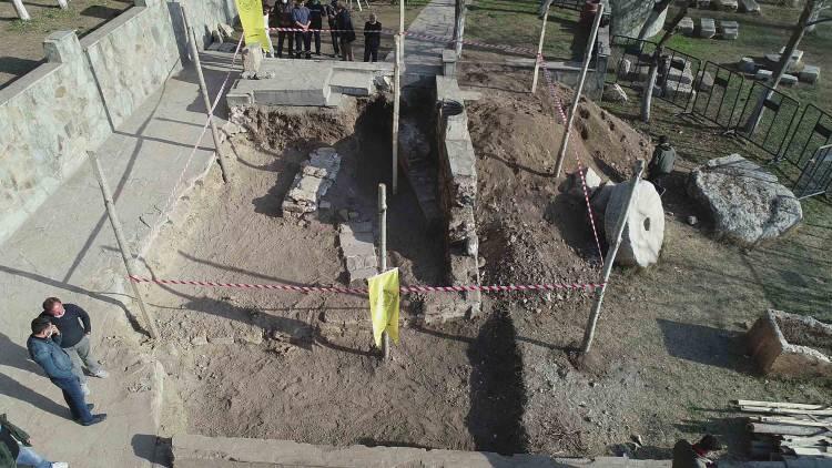 <p>Elde edilen bilgiler doğrultusunda Orta Çeşme Parkı'ında bulunan iki mezar üzerinde araştırmalar yoğunlaştırıldı. 9 gün süren kazı çalışmaları sonucu Sultan 1. Kılıçarslan ve kızı Saide Hatun'un mezarlarına ulaşıldı.</p>
