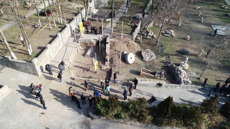 <p>Karakoç, <em>"Kültür ve Turizm Bakanlığıyla yapılan kazı çalışmaları sonrası önemli bulgular elde edildi. Bu mezardaki kişiler yaş ve cinsiyet olarak o döneme uyuyordu. Mezarın ve türbenin taşlarının şekli yine Selçuklu dönemine uygundu. Bu, hem Silvan hem Diyarbakır tarihi açısından olaylara farklı bir bakış açısı getirecek."<br />
Doç. Dr. Bozan da tarihi açıdan önemli bir şahsiyetin mezarını tespit ettiklerini belirtti.<br />
Bozan, "Mezar yerinin bulunmuş olması, milli tarihimiz ve vefa duygusu açısından bir anlam ifade ediyor."</em> diye konuştu.</p>