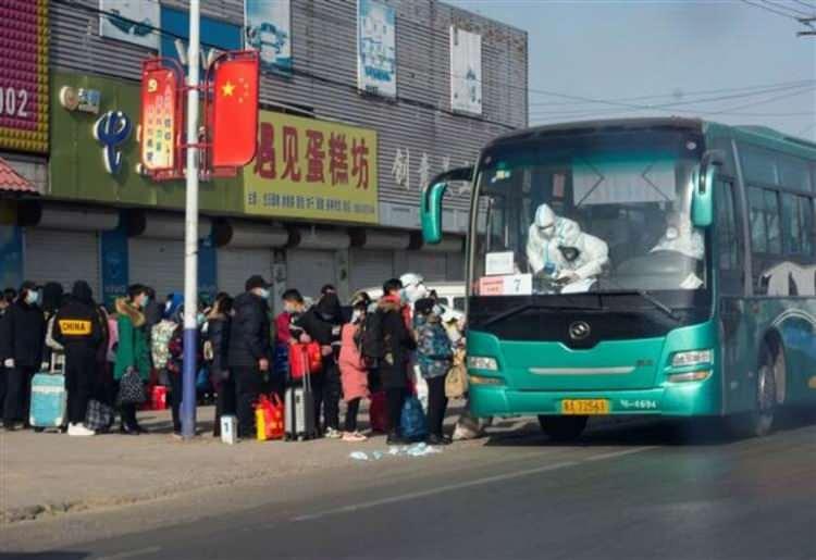 <p>Kısıtlamalar ilk olarak Hebei eyaletine bağlı birkaç milyon nüfuslu Shijiazhuang'da ortaya çıkmıştı ancak daha sonra eyalete bağlı çevresi 11 milyon nüfuslu bölgenin büyük bir kısmı karantina altına alınmak zorunda kaldı. 7 milyonluk nüfusa sahip komşu Xingtai kentinde de bazı vakalar tespit edildi.</p>

<p> </p>
