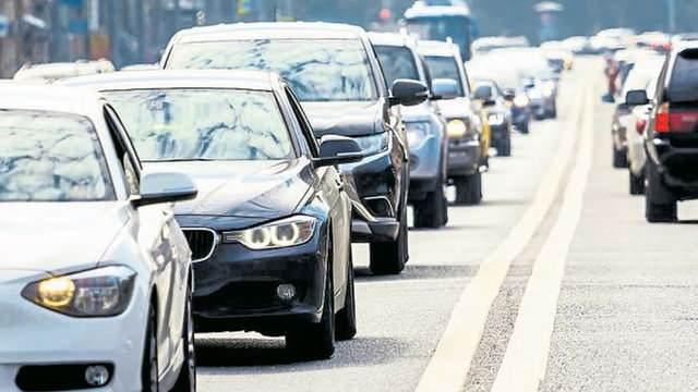 <p>Aynı yaşta motor silindir hacmi 1301 santimetreküp ile 1600 santimetreküp arasındaki otomobillerin vergisi de 1830 lira ile 2 bin 197 lira arasında olacak. 4001 santimetreküpün üzerindekilerin vergisi ise 45 bin 932 lira ile 50 bin 107 lira arasında değişecek.</p>