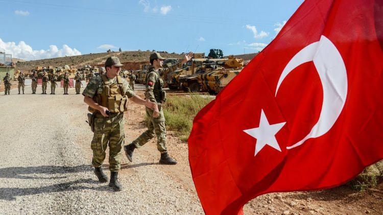 <p>2) Suriye:</p>

<p>Türkiye, Suriye’de 2011 yılında iç savaş başladıktan sonra bu ülkeye bir çok operasyon gerçekleştirdi. En son Barış Pınarı Harekatı’ndan sonra Türkiye Suriye’de sınırlarına yakın geniş bir alanı kontrol ediyor. Suriye’de binlerce Türk askeri olduğu tahmin ediliyor.</p>

<p>Irak ve Suriye’deki askerlerin varlığı TBMM kayıtlarına göre şöyle gerekçelendiriliyor: “Türkiye'nin ulusal güvenliğine yönelik terör tehdidi ve her türlü güvenlik riskine karşı uluslararası hukuk çerçevesinde gerekli her türlü tedbiri almak, Irak ve Suriye'deki tüm terörist örgütlerden ülkemize yönelebilecek saldırıları bertaraf etmek ve kitlesel göç gibi diğer muhtemel risklere karşı ulusal güvenliğimizin idame ettirilmesini sağlamak”</p>
