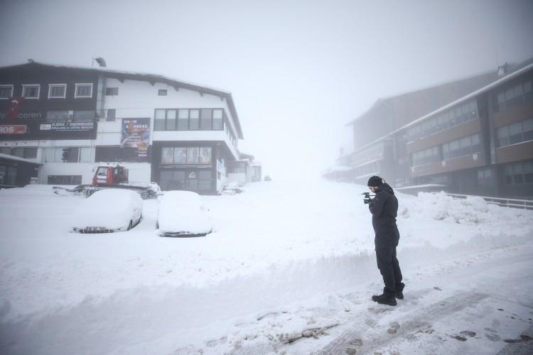 <p>&Ouml;te yandan kar ve buzlanma sebebiyle jandarma ekipleri Milli Park gişelerinden itibaren ara&ccedil;ların zincirsiz &ccedil;ıkışına izin vermiyor.</p>
