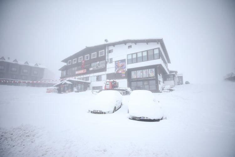 <p>2020-2021 sezonunda Uludağ'da ilk kez kar kalınlığı pistlerde kayak yapılabilecek d&uuml;zeye geldi</p>
