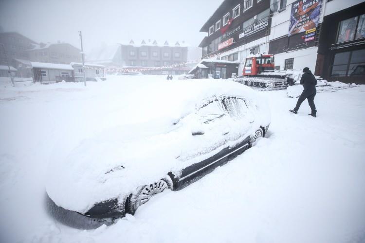 <p>Otellerin giriş &ccedil;ıkışları karla kaplanırken, beyaz zirvede t&uuml;m otellerin birka&ccedil; g&uuml;n i&ccedil;erisinde tamamıyla a&ccedil;ılması bekleniyor.</p>
