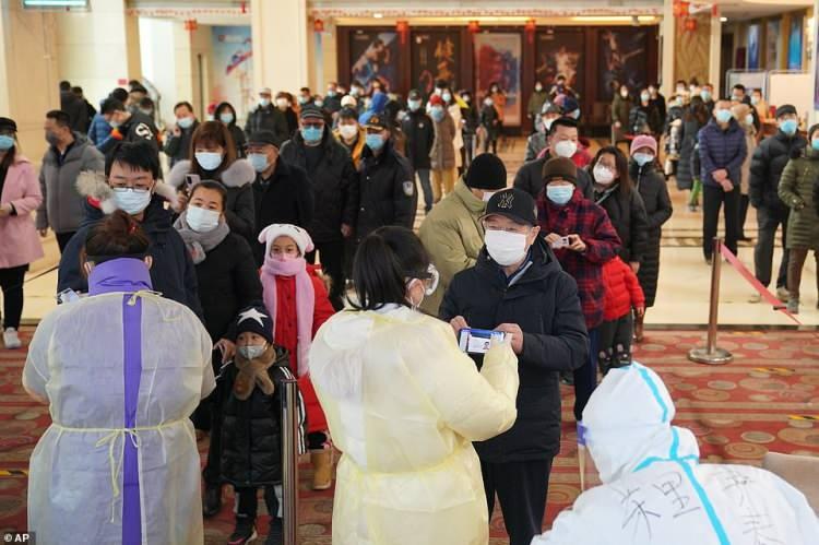 <p>Ülkenin Hebei eyaletinde koronavirüs vakalarında görülen artış yetkilileri harekete geçirdi. </p>
