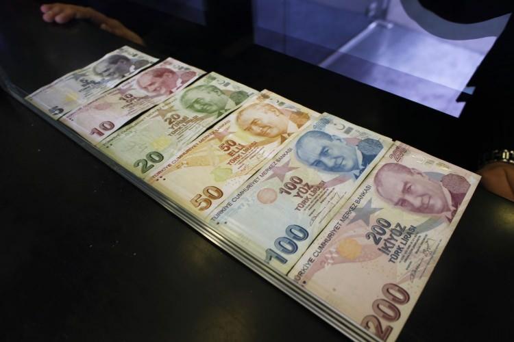 <p><strong>GENEL SAĞLIK SİGORTASI (GSS):</strong></p>
<p>Hanedeki kişi başına düşen geliri 1192 liranın altında olanlara devlet destekli sağlık hizmeti sağlanıyor. Gelir tespiti için Sosyal Yardımlaşma ve Dayanışma Vakfı'na başvuru yapılmalı.</p>