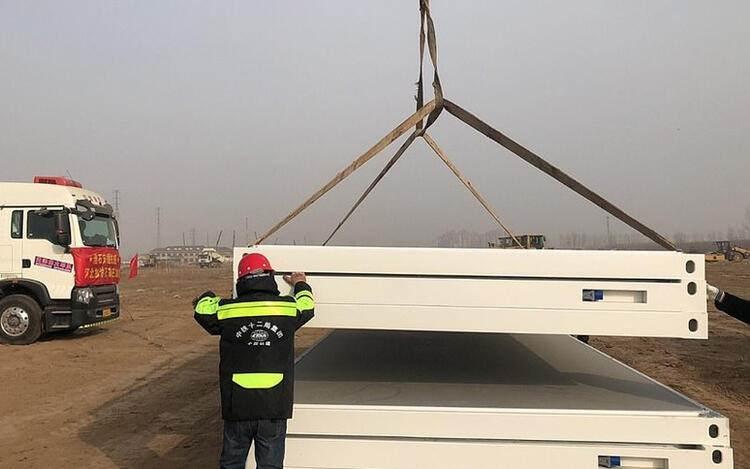 <p>&Ccedil;in, ge&ccedil;en yılın başlarında ilk koronavir&uuml;s salgını zirvesindeyken, o zamanki merkez &uuml;ss&uuml; Wuhan'da etkileyici bir hızla birka&ccedil; &ouml;zel koronavir&uuml;s hastanesi ve ge&ccedil;ici izolasyon tesisi inşa etti.</p>

<p>&nbsp;</p>
