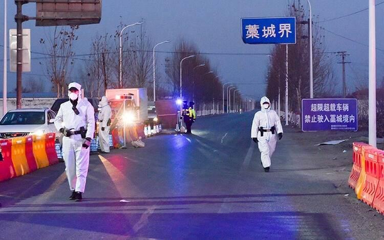 <p>Acil bir h&uuml;k&uuml;met talimatı &uuml;zerine, Shijiazhuang'ın eteklerindeki Zhengding il&ccedil;esinde son derme &ccedil;atma karantina kampının inşası &Ccedil;arşamba g&uuml;n&uuml; başladı.</p>

<p>&nbsp;</p>
