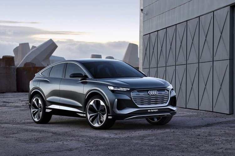 <p><strong>AUDİ Q4 SPORTBACK E-TRON G&Ouml;R&Uuml;C&Uuml;YE &Ccedil;IKTI</strong></p>

<p>Alman otomotiv devi Audi, yeni model tam elektrikli SUV'u Q4 Sportback e-tron konseptini g&ouml;r&uuml;c&uuml;ye &ccedil;ıkardı.</p>

<p>2025 yılına kadar 20 yeni elektrikli model duyuracağını a&ccedil;ıklayan Audi, tanıtımlarına devam ediyor. Elektrikli yelpazesine eklenecek modellerden sonuncusu&nbsp;Q4 e-tron Sportback g&ouml;r&uuml;c&uuml;ye &ccedil;ıktı.</p>
